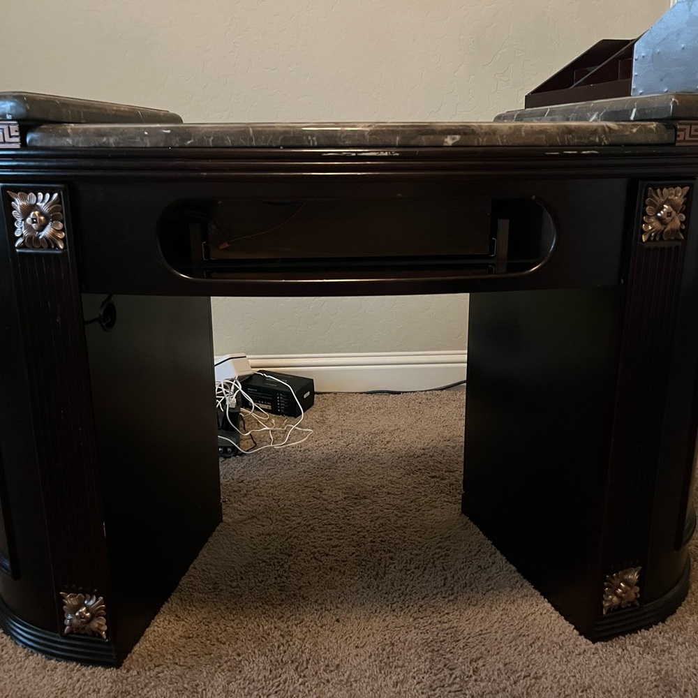 Manicure table - Picture 3 of 11